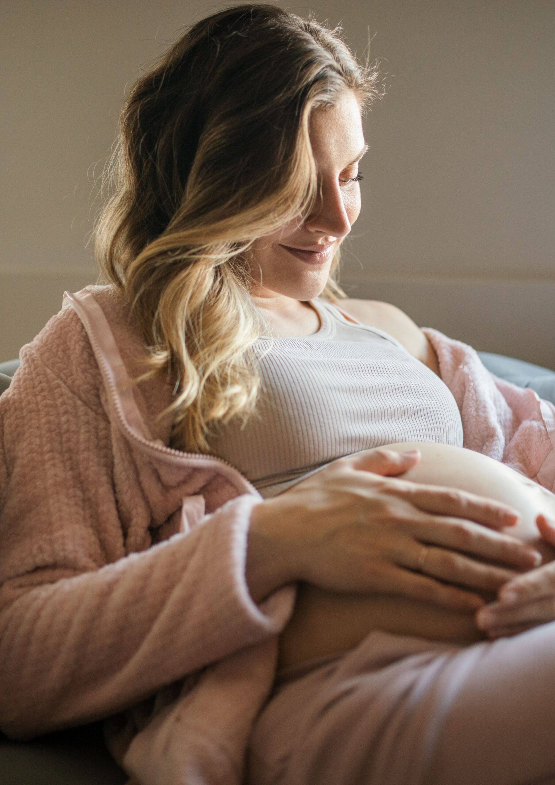 Schwangere Frau, entspannt, Hände am Bauch